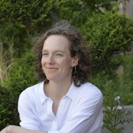 Jennifer Bosch, zertifizierte Mediatorin und systemischer Coach, lächelnd vor rustikaler Holztür