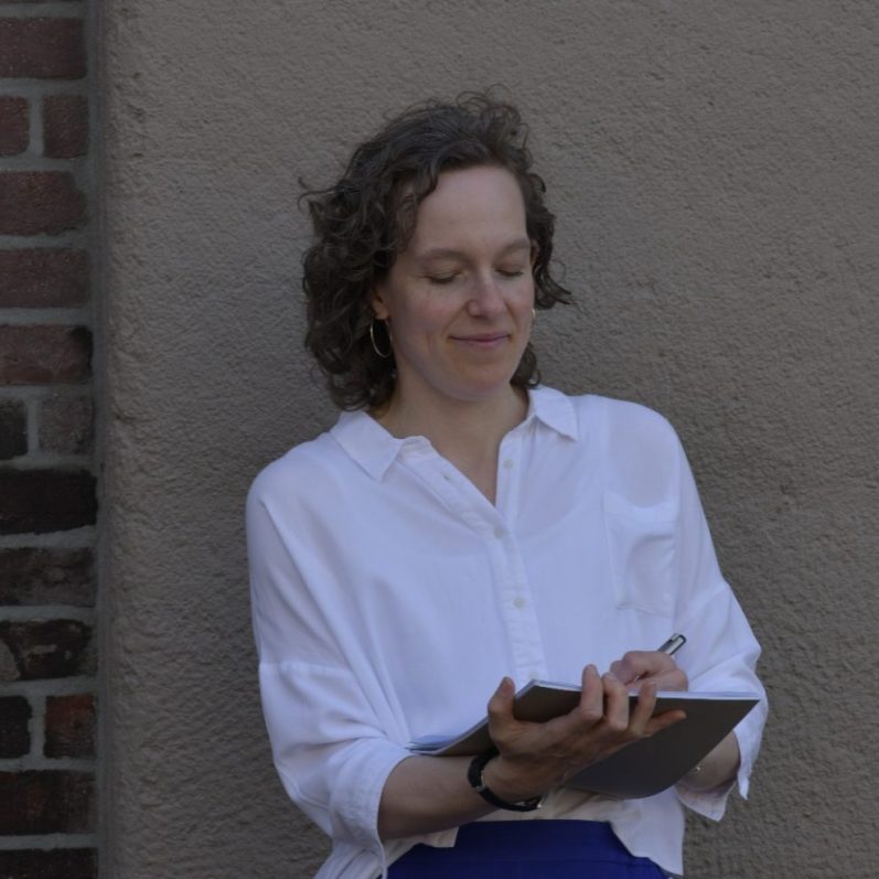 Jennifer Bosch, Coach für Einzelcoaching, Führungskräfteentwicklung und Teamentwicklung, vor einer rustikalen Holztür