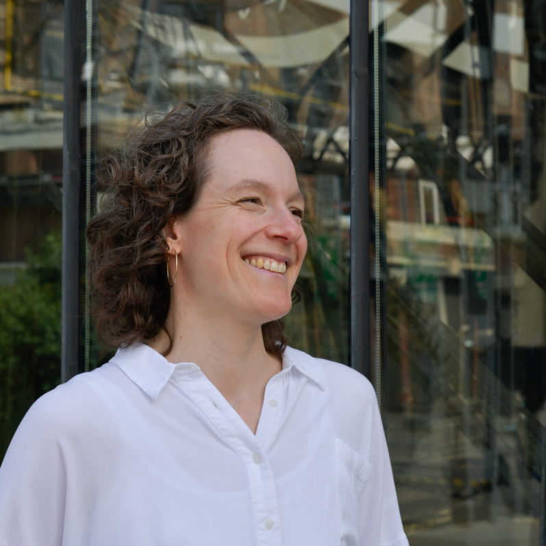 Jennifer Bosch, Coach für Einzelcoaching, Führungskräfteentwicklung und Teamentwicklung, vor einer rustikalen Holztür